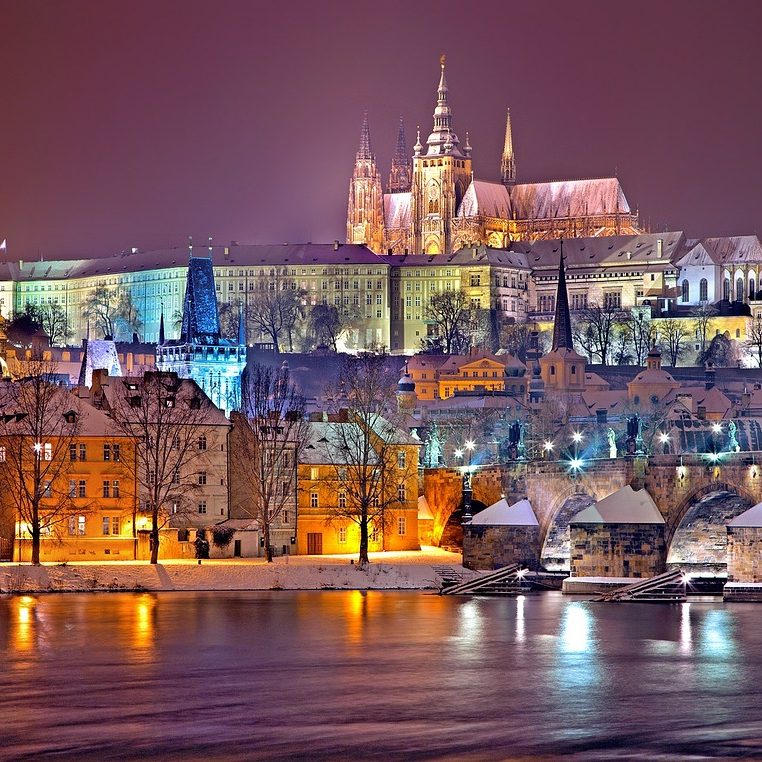 Prag im Winter bei schöner Beleuchtung