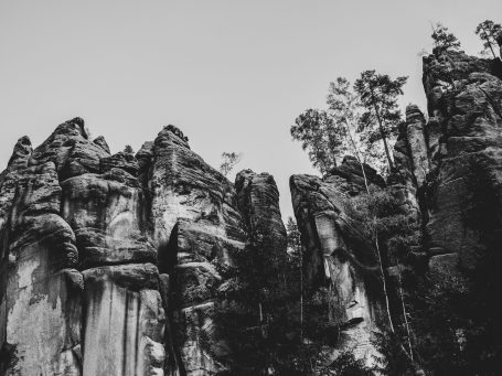 Berge und Klippen auf einer Insel, die eine Optimierungsfundstellung ist